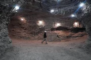 Tom Douglas steigt nahe der Stadt Fox in den Permafrost hinab.