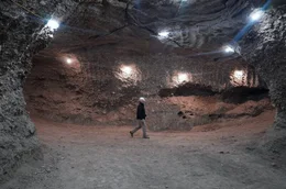 Tom Douglas steigt nahe der Stadt Fox in den Permafrost hinab.