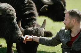 Im Nationalpark Circeo bewundert R&eacute;mi B&uuml;ffel, aus deren Milch zwei engagierte Z&uuml;chter Mozzarella herstellen &ndash; dabei wird stets auf das Wohl der Tiere geachtet.