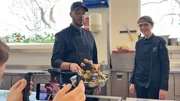 Koch Dominik zeigt, wie Bratkartoffeln richtig geschwenkt werden.