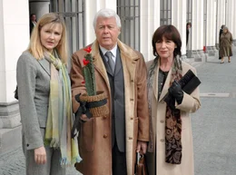 Friedrich (Peter Weck) kommt gerade mit seiner Gattin Anna (Heidelinde Weis, rechts) und Tochter Carolin (Katharina Schubert) von seiner Abschiedsvorlesung.