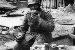 Kampfpause f&uuml;r die deutschen Soldaten: Die Schlacht um Stalingrad stellt ungeheure Anforderungen an die seelischen und k&ouml;rperliche Kr&auml;fte jedes einzelnen Mannes.