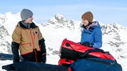 Durch einen Zufall erfahren Joshua Bergmann (Luke Matt Röntgen) und Alina Stritzinger (Laila Marie Noëlle Padotzke), dass sie Halbgeschwister sind. Durch einen Zufall erfahren Joshua Bergmann (Luke Matt Röntgen) und Alina Stritzinger (Laila Marie Noëlle Padotzke), dass sie Halbgeschwister sind.