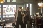 Bertrand (Tom Arnold, l.) widersetzt sich Pride (Scott Bakula, r.). Wird er die Mission gef&auml;hrden?