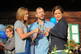 v.li.: Gitta (Patricia Aulitzky), Andreas (Simon Hatzl), Silke (Muriel Baumeister).