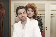 Sophie (Gabrielle Scharnitzky, r.) weiht Giorgio (Roberto Guerra, l.) in ihren Plan ein, Paolo zu entmachten.