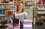 Barbara (Monika Gruber) ist gl&uuml;cklich mit ihrem neuen Job.