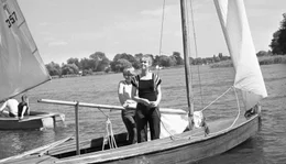 Der Klempner Ulf hat sich in die Betriebsk&ouml;chin und leidenschaftliche Seglerin Biggi verliebt - die zeigt ihm aber die kalte Schulter. So folgt Ulf ihr am Wochenende ins Seglerheim und spielt ihr Interesse f&uuml;r den Wassersport vor. Schon beim ersten Versuch, ins Boot zu steigen, geht er &uuml;ber Bord. Doch Ulf ist keiner, der so schnell aufgibt. Heiterer Liebesfilm mit Katrin Martin und Ralf Schenk. - Erna (Madeleine Lierck) und Biggi (Katrin Martin) auf dem Segelboot.