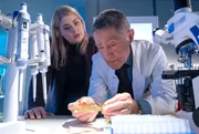Mit Hilfe von Miriam Schneider (Christina Petersen) versucht Dr. Kaminski (Udo Schenk) herauszufinden, was die Ursache für die Komplikationen bei seinen Patienten ist. Mit Hilfe von Miriam Schneider (Christina Petersen) versucht Dr. Kaminski (Udo Schenk) herauszufinden, was die Ursache für die Komplikationen bei seinen Patienten ist.