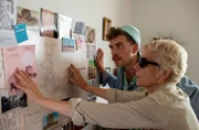 Sie kann nicht mehr sehen, aber noch zeigen: Friederike Schindler (Angelika Thomas, r.) arbeitete als Arch&auml;ologin in Mexiko. Ihr Traum ist es, dorthin noch einmal zur&uuml;ckzukehren. Nils Sanchez (Enrique Fi&szlig;, l.) ist beeindruckt.