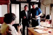 Brunetti (Uwe Kockisch, Mitte) und Vianello (Karl Fischer, rechts) sprechen mit dem unfreundlichen Gemüsehändler Franco Barbaro (Peter Harting). Brunetti (Uwe Kockisch, Mitte) und Vianello (Karl Fischer, rechts) sprechen mit dem unfreundlichen Gemüsehändler Franco Barbaro (Peter Harting).