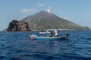 Protagonistin Ulla Lohmann mit dem Fischer Gaetano auf Stromboli