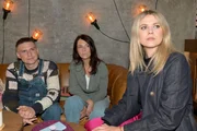 Moritz (Lennart Borchert), Lilly (Iris Mareike Steen, M.) und Alicia (Josefin Bressel) beobachten Kate mit ihrem neuen Freund.
