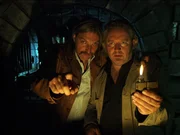 Major Carl Ribarski (Stefan J&uuml;rgens, l.) und sein Kollege Oberstleutnant Helmuth Nowak (Gregor Seberg, r.) suchen in der Geisterbahn nach weiteren Spuren des M&ouml;rders.