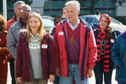 Maddie (Ashlee Füss, l.); Maddies Dad (Bil Dwyer, r.) Maddie (Ashlee Füss, l.); Maddies Dad (Bil Dwyer, r.)
