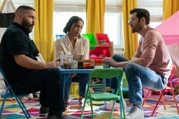 l-r:Edgar (Guillermo D&iacute;az), Tina (Monica Raymund) und Bobby (Billy Eichner)