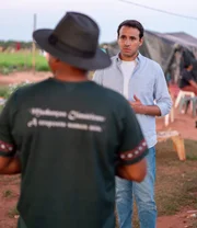 Sherif Rizkallah spricht in Brasilien mit einem Arbeiter, der ehemals in der Zuckerindustrie versklavt und schlie&szlig;lich befreit wurde.