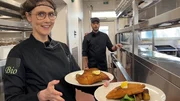 Lena gibt alles und will die fertigen Cordon Bleus servieren.