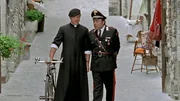Don Matteo beraet sich mit Maresciallo Cecchini ueber den Mordfall. (Terence Hill, Nino Frassica, v.l.) Don Matteo beraet sich mit Maresciallo Cecchini ueber den Mordfall. (Terence Hill, Nino Frassica, v.l.)