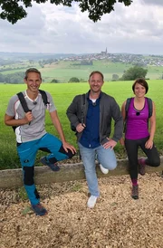 Tobias K&auml;mmerer (Mitte) sucht auch die Ruhe: Gemeinsam mit den Wanderwegkennern Christoph und Isabel geht es &uuml;ber die sch&ouml;nsten Wanderwege bei Kallenhardt.