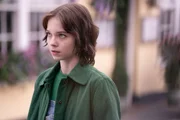 Pip Fitz-Amobi (Emma Myers) ringt mit sich, ob sie ihren Podcast wirklich online stellen soll. Eine Entscheidung, die alles verändern könnte. Pip Fitz-Amobi (Emma Myers) ringt mit sich, ob sie ihren Podcast wirklich online stellen soll. Eine Entscheidung, die alles verändern könnte.