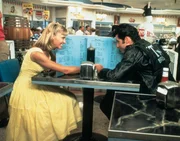 Olivia Newton-John (Sandy), John Travolta (Danny).