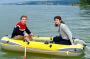 In rasender Geschwindigkeit nähert sich ein Sportboot dem Schlauchboot der beiden frischgebackenen Abiturienten Anna (Anuschka Tochtermann, r.) und Florian (David Meyer, l.). In rasender Geschwindigkeit nähert sich ein Sportboot dem Schlauchboot der beiden frischgebackenen Abiturienten Anna (Anuschka Tochtermann, r.) und Florian (David Meyer, l.).