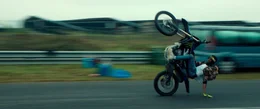 Biker wie Clark (Mustapha Dianka) riskieren bei den Stunts ihr Leben.