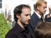 Vorl&auml;ufig letzte Folge: Vier Frauen und ein Todesfall "Zugesch&uuml;ttet". Im Bild (v.li.): Michael Ostrowski (Franzi), Carl Achleitner (Helmut Bacher).