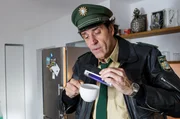 Staller (Helmfried von L&uuml;ttichau) untersucht den Kaffee nach Gift.