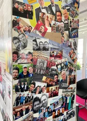 Zahlreiche Fotos mit Prominenten zieren eine Wand im Autohaus der Kanz-Br&uuml;der.