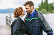 Julia Demmler (Wendy Güntensperger, l.) und Wachtmeister Stähli (Reto Stalder, r.) kommen sich bei den grenzüberschreitenden Ermittlungen näher. Julia Demmler (Wendy Güntensperger, l.) und Wachtmeister Stähli (Reto Stalder, r.) kommen sich bei den grenzüberschreitenden Ermittlungen näher.