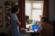 Auf der Suche nach der Wahrheit versuchen Pip Fitz-Amobi (Emma Myers, l.) und Connor Reynolds (Jude Morgan-Collie, r.), Zugang zu Jamies Laptop zu bekommen. Auf der Suche nach der Wahrheit versuchen Pip Fitz-Amobi (Emma Myers, l.) und Connor Reynolds (Jude Morgan-Collie, r.), Zugang zu Jamies Laptop zu bekommen.