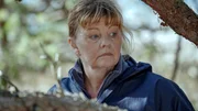 Ewa (Inger Nilsson) ist für die forensischen Untersuchungen am Leichenfundort und an der Leiche zuständig. Ewa (Inger Nilsson) ist für die forensischen Untersuchungen am Leichenfundort und an der Leiche zuständig.