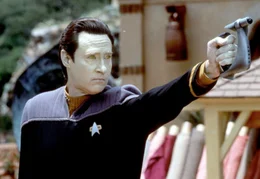 Lieutenant Commander Data (Brent Spiner) ger&auml;t pl&ouml;tzlich au&szlig;er Kontrolle und wendet sich gegen seine Freunde und Kollegen.