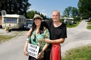 Auf Traumtour durch Oberbayern. Nicole und J&ouml;rg sind seit zwei Jahren mit Wohnmobil und Gitarre unterwegs. Sie genie&szlig;en das tolle Panorama am Tennsee und die Umgebung. Dann m&uuml;ssen sie sich schon auf ihren Auftritt vorbereiten. F&uuml;r ein &bdquo;Wohnwagenkonzert&ldquo;.