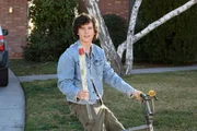Axl (Charlie McDermott) ist bei Cassidys Familie zum Essen eingeladen und freut sich darauf, Zeit mit seiner Freundin zu verbringen. Doch die Freude wird getrübt, als dort plötzlich Cassidys Exfreund auftaucht. Sue will unterdessen ihren Zweitnamen Sue für ihren Führerschein ändern ... Axl (Charlie McDermott) ist bei Cassidys Familie zum Essen eingeladen und freut sich darauf, Zeit mit seiner Freundin zu verbringen. Doch die Freude wird getrübt, als dort plötzlich Cassidys Exfreund auftaucht. Sue will unterdessen ihren Zweitnamen Sue für ihren Führerschein ändern ...