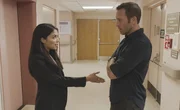 Emma Warren (Nazneen Contractor, l.); Steve McGarrett (Alex O'Loughlin, r.) Emma Warren (Nazneen Contractor, l.); Steve McGarrett (Alex O'Loughlin, r.)