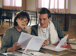 Anna (Heidelinde Weis) inszeniert mit dem behinderten Schauspieler Hubert Schr&ouml;der (Andre Emanuel Kaminski) Shakespeares Sommernachtstraum.