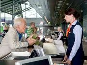 MDR Fernsehen IN ALLER FREUNDSCHAFT FOLGE 457, "Die Kraft des Willens", am Donnerstag (09.01.14) um 11:45 Uhr. Der letzte Aufruf zum Flug nach Venedig schallt aus den Flughafenlautsprechern. Otto Stein (Rolf Becker) bittet die Airline-Schalterdame (Julia Becker) noch 5 Minuten zu warten - seine Zukunft h&auml;nge davon ab.