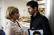 Nik (Oliver Bootz, r.) will unbedingt mit Vic (Anna Kubin, l.) ausgehen, doch die ist hin- und hergerissen &hellip;