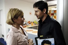 Nik (Oliver Bootz, r.) will unbedingt mit Vic (Anna Kubin, l.) ausgehen, doch die ist hin- und hergerissen &hellip;
