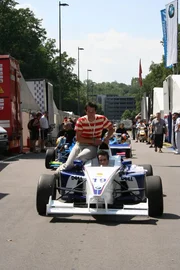Willi mit Formel-BMW-Fahrer Max Wissel