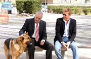 Kommissar Lorenzo Fabbri (Kaspar Capparoni, re.) und sein Hund Rex sind von der Unschuld ihres Vorgesetzten Filippo Gori (Augusto Zucchi, li.) &uuml;berzeugt.