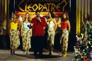 F&uuml;r Sylvie (Julia Dahmen, re.) ist der gro&szlig;e Tag gekommen. Wird sie die Wahl zur Hauptdarstellerin in dem Remake des Films "Kleopatra" gewinnen? (Moderator: Ron Williams).