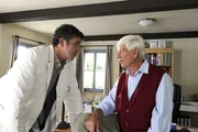 Martin Gruber (Hans Sigl, l.) und Roman Melchinger (Siegfried Rauch, r.) diskutieren, ob es ein einen Weg gibt, die Zwillinge der Seidls zu retten.