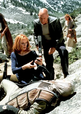 Auf der Flucht haben Captain Picard (Patrick Stewart) und Dr. Beverly Crusher (Gates McFadden) Gelegenheit einen ihrer Angreifer der Son'a genauer zu untersuchen und sie machen eine furchtbare Entdeckung.