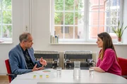 DOK1-Host Lisa Gadenst&auml;tter im Gespr&auml;ch mit Oliver Scheibenbogen vom Anton Proksch Institut. Der klinische Psychologe hat das DOK1-Handyexperiment wissenschaftlich begleitet und zehntausende Frageb&ouml;gen ausgewertet.