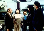 Birdy (Didi Conn, 2.v.l.) stellt ihren überraschten Eltern ihren guten Engel Jonathan (Michael Landon, 2.v.r.) und seinen Freund Mark (Victor French, r.) vor. Birdy (Didi Conn, 2.v.l.) stellt ihren überraschten Eltern ihren guten Engel Jonathan (Michael Landon, 2.v.r.) und seinen Freund Mark (Victor French, r.) vor.