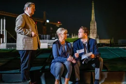 v.li.: Friedrich Hofbauer (Erwin Steinhauer), Christine Hofbauer (Mona Seefried), Johannes Hofbauer (Thomas Stipsits)